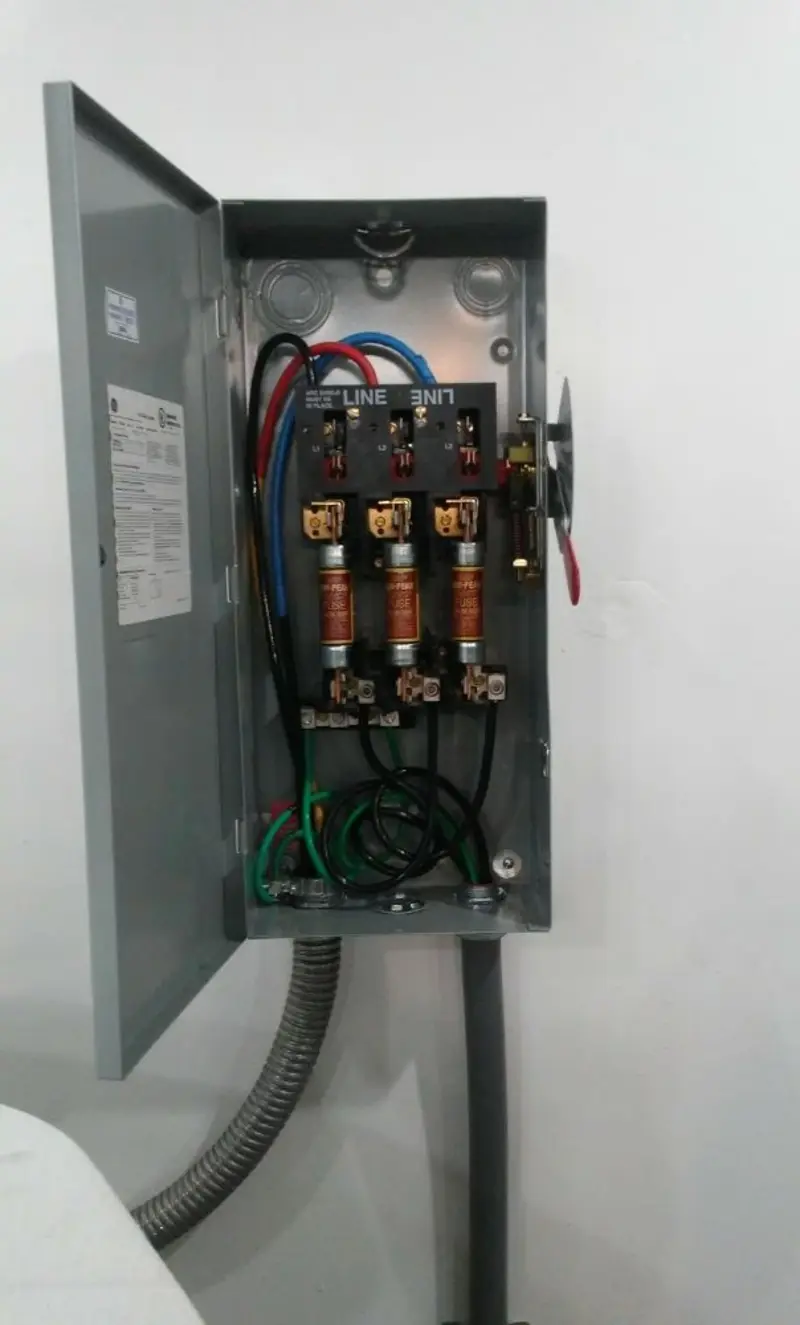 Three-phase disconnect switch installed for Smoke Detector Installation in Tucumcari